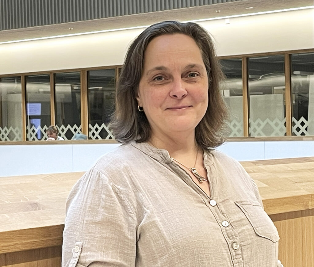 <i class='fa fa-linkedin'></i>